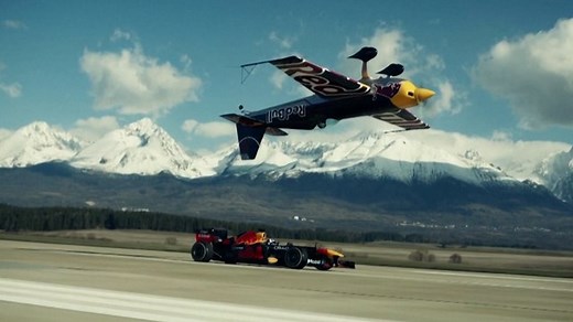 VIDÉO. La cascade incroyable d’un avion surplombant une F1 Red Bull