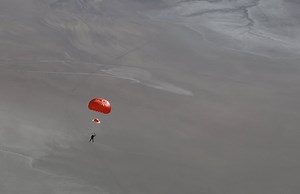Stunning Photo Shows SpaceShipTwo Pilot Parachuting to Earth After Crash