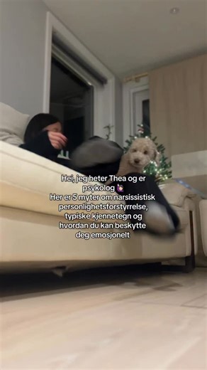 5 myter om narsissistisk personlighetsforstyrrelse, hvordan gjenkjenne det og beskytte deg emosjonelt ❤️ Som psykolog og en som selv har jobbet med mennesker som både har levd med og blitt såret av narsissistiske mønstre, vet jeg at temaet er preget av misforståelser. Mange bruker ordet “narsissist” feil. Andre ser ikke tegnene før de står midt i kaoset. Klare fakta gjør det lettere å beskytte deg, uten å sykeliggjøre alt eller unnskylde skadelig atferd. 1. Myte: narsissister elsker seg selv De 