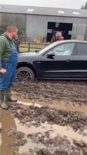 FuturAI Creations on Instagram: "Une Porsche embourbée en pleine ferme 🚜😳 SUV de luxe bloqué dans la boue… et les agriculteurs qui regardent la scène en se moquant 😅 Ville vs campagne — choc garanti. Vidéo humoristique – personnages fictifs générés par IA – pas pour enfants. #humourabsurde #porsche #campagne #reelsfrance #boue chocsocial sketchvideo humourfrance"