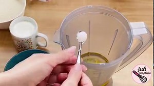 21K views · 1.3K reactions | Bolo simples de chocolate de liquidificador - bolo de chocolate fofinho e super fácil de fazer Ingredientes 3 ovos 1 pitada de sal 1 xícara e meia de chá de açúcar 2 xícara de chá de farinha de trigo 120 ml de óleo 1 xícara de chá de leite morno 1 xícara de chá de chocolate em pó 1 colher de sopa de fermento em pó para bolo * xicara de 240 ml * forma : 23 cm de diâmetro * modo de preparo está no vídeo | Juh Simplicia | Facebook