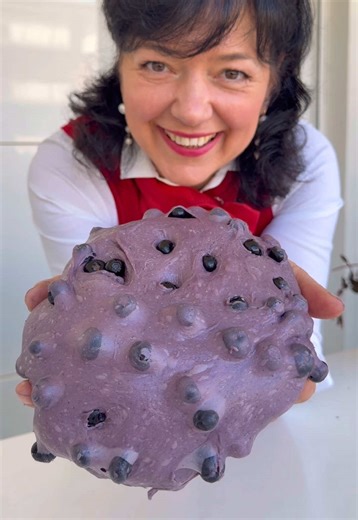 Wyjątkowe ciasto na jagodzianki, jakiego jeszcze nie widziano / Exceptional dough for polish jagodzianki you’ve never seen before⭐️ To ciasto to czysta magia! 😍 Jagodzianki pełne jagód, którym nie da się oprzeć This dough is pure magic! 😍 Blueberry-filled jagodzianki you simply can’t resist. Najlepsze jagodzianki Składniki: 500 g mąki (250 g Manitoba i 250 g pszenna) lub do ciasta drożdżowego 1-2 łyżeczki mączki z jagód liofilizowanych 80 g mleka 3 jajka średnie 10 g drożdży 4 g soli skórka z 