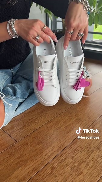 ✨ Białe Sneakersy Damskie✨ Oto nasze klasyczne, proste sneakersy, które zyskują wyjątkowy charakter dzięki ozdobnym zawieszkom w kształcie serca oraz chwosta! 🩷🧵 👉 Chcesz dodać odrobinę szaleństwa do swojego looku? Załóż zawieszkę i ciesz się oryginalnym stylem! 👉 A może wolisz minimalistyczny wygląd? Po prostu ją zdejmij i masz klasyczne sneakersy, idealne do eleganckich stylizacji. Jak Ty je nosisz? Daj znać w komentarzach! 👇 #Sneakersy #Stylizacja #Fashion#Styl #new
