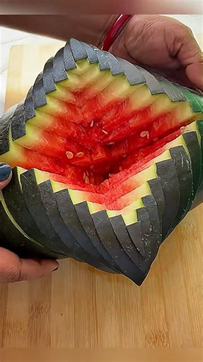 Amazing watermelon carving 🍉🍉 #choppingskills #fruit #cuttingart #youtubeshorts