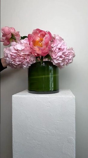 🌸 Peonies 101: How to Create a Lush, Layered Floral Arrangement