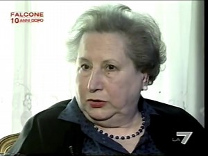 il giudice Giovanni Falcone raccontato dalla sorella maggiore "Anna". Video tratto dal documentario targato "La 7" Falcone 10 anni dopo" (2002) di Carmine Fotia con Laura Perego, Silvia Resta. Regia di Furio Moretti. Video tratto da You Tube/La 7 Link video completo: https://www.youtube.com/watch?v=itGID805J18 Canale You Tube - massimiliano codardini #lantimafiaquellavera #GiovanniFalcone | L'antimafia quella vera