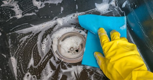 Comment nettoyer un évier noir qui a blanchi ?