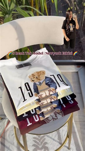 Yeliz BİLGİN on Instagram: "🗽 NEWYORK Yazılı Nakışlı Basic Tişört Basic ama havası bambaşka ✨ Günlük kombinlerin kurtarıcısı, dolabın joker parçası 💥 ✔️ Bisiklet Yaka ✔️ Pamuklu Tok Poplin Kumaş ✔️ Rahat Kalıp ✔️ Nakışlı Model ✔️ 36-38-40 Beden ✔️ 42 Bedenler 40 Bedeni Tercih Edebilir ✔️ Boy: 65 cm ✔️ Manken: 36 Beden 🎨 5 RENK SEÇENEĞİ Kotla, etekle, şortla… Her kombine uyumlu 😍 💬 Sen hangi rengi seçerdin? 👇 Yorumlara yaz, birlikte karar verelim"