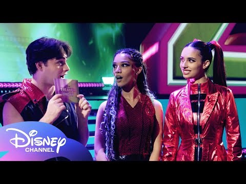 Freakier Friday Worlds Collide Challenge | Descendants & ZOMBIES Quiz Each Other |‪@disneychannel‬​