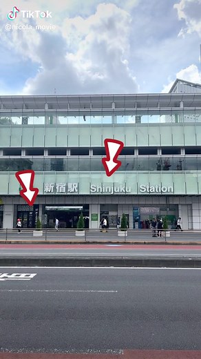 街中の動画を撮るとき 信号機などチカチカしてしまいますよね。 これを「フリッカー現象」と言います。 フリッカーをなくしたいときは、 iPhoneの設定から、カメラ→ビデオ撮影→ 「パルフォーマットを表示」をONにし 「4K/25fps（PAL）」を選ぶと、チカチカがなくなります。 後からフリッカーをなくしたい場合は CapCutの有料版に、フリッカー削除機能が あります。 —————————— にこら｜動画クリエイター@東京都新宿区 iPhoneで撮影した人物動画やフード動画、 撮影Tipsを投稿しています。 新宿区を中心に活動中。 撮影仲間、モデルさん募集中です！ お仕事のご依頼やご相談はDMでお気軽にどうぞ。 #スマホ動画 #iphone撮影 #動画撮影