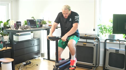 WalkingPad W1B: Standfahrrad fürs Training mit dem Notebook