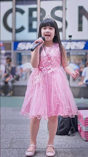 Little Girl Sings "Viva la Vida" in Times Square, NYC - Part 1