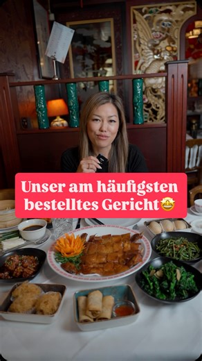 ✨Was ist wohl das meistbestellte Gericht im Dim Sum Haus Hamburg? 🥢 Ihr könnt es euch wahrscheinlich schon denken – natürlich unsere köstliche Peking Ente! 🍽️🦆 Du wohnst nicht in Hamburg oder Umgebung, möchtest aber trotzdem in den Genuss unserer legendären Pekingente kommen? Kein Problem! ❤️ Mit unserer Kochbox kannst du sie ganz einfach zu Hause zubereiten – alles, was du dafür brauchst, ist bereits enthalten. Wir liefern deutschland- und österreichweit 🇩🇪🇦🇹 Also, worauf wartest du noch