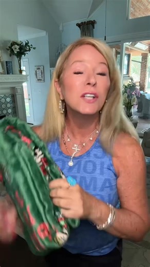 🍂✨ Snuggle season is here with the Peanuts Harvest & Holiday Throw Blanket! ✨🍂 Made with ultra-soft plush fabric 🤗 and featuring Snoopy, Woodstock, and the Peanuts gang 🐶🐦, this blanket is designed to bring comfort and nostalgia into your home 🏡. ✅ Available in 4 cozy sizes — perfect for kids, couples, families, or oversized lounging! ✅ Adorable fall harvest design 🍁 that brightens any room ✅ Buttery-soft comfort that keeps you warm without the weight ✅ Oversized options ideal for sharing