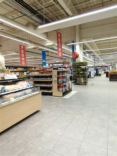 👀 Auchan'ge JOUR 128: YOUPI ! 🎉 Le nouveau sol va D'UN BOUT À L'AUTRE du magasin ! 🤩🤩🤩 Il y a encore quelques découpes en attente mais le plus gros est fait. Bravo à l'équipe des vaillants carreleurs !💪 Suivez nous et découvrez chaque jours les coulisses de notre remodeling comme si vous y étiez ! #auchan #montpellier #perols