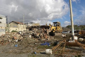 Operazione bonifica a Gazzi: demoliti manufatti sul litorale