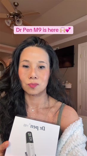 #m9 #skinbarrierrepair #microneedlingtherapy #microneedling #skinglowup The Dr. Pen M9 is a wireless “smart” microneedling pen with one‑touch electronic depth control, intelligent cartridge recognition, and a high‑torque low‑vibration motor up to about 7,700 RPM. Core device features •\tWireless operation with built‑in rechargeable 700 mAh battery and USB‑C fast charging.[drpenclub] •\t6 adjustable speed levels, driven by a high‑torque motor reaching up to approximately 7,700 RPM for consistent 