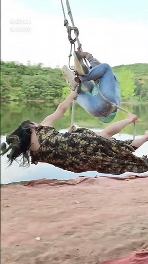 The ice stick brings a beautiful girl to start a new move, the little fairy is really scared this