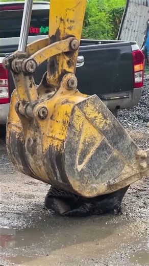 Will it break? A 1,000+ Baht suitcase vs. an excavator | TpartnerMaXXie