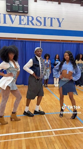 My runway class at Hampton University 💙 Book your class at divadavannarunway.com (A perfect exercise I do with many of my clients) #model#college#Runway#fashion#style
