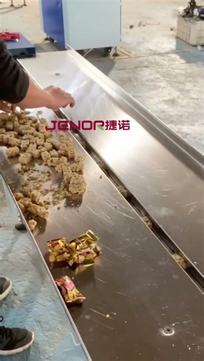 Pillow pack machine in action!#PillowPack #AutoPacking #PackingMachine #Manufacturing #JENOR