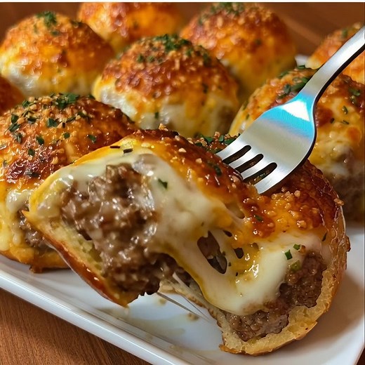 💣🧄 Garlic Parmesan Cheeseburger Bombs 🧀✨ Golden, buttery biscuit dough stuffed with juicy seasoned beef and gooey cheese — then brushed with garlic butter and sprinkled with Parmesan. These cheesy bombs are the ultimate comfort snack or party appetizer! Ingredients 1 lb (450 g) ground beef (80/20) 1 tbsp Worcestershire sauce 1 tsp garlic powder 1 tsp onion powder Salt & pepper to taste | The Cozy Spoon