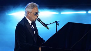 Sanremo 2026 serata finale Andrea Bocelli canta Il mare calmo della sera