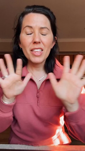 Your snot color doesn’t tell you if you need antibiotics 👃 Green or yellow? That’s usually your immune system working hard to fight off a virus. Only if your symptoms drag on >10 days, worsen after improving, or come with high fever/facial pain should you think bacterial. ✅ Most don’t need antibiotics. 🚫 Overuse = resistance gut disruption. ❓Whats your favorite cold remedy? DISCLAIMER: this is medical education only and not medical advice. Make sure to contact your healthcare provider for indi