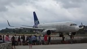 Beware of #jetblast! Avgeeks experiencing #Skiathos take-offs first hand. Video: Callum Hodgson. Starring: SAS - Scandinavian Airlines and Airbus. More videos: www.youtube.com/@calsaviation5764/videos | Aeronews