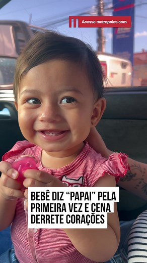 🥹😍 Um momento simples, mas cheio de significado, chamou atenção nas redes sociais ao registrar a primeira vez que uma #bebê disse “papai”. A pequena Agatha falou a palavra pela primeira vez durante um passeio com os pais, em uma farmácia, com incentivo da #mãe, Gabriela Santos. O vídeo mostra a timidez e a doçura da criança no instante, arrancando emoção pela espontaneidade. O registro conquistou internautas ao destacar a beleza dos pequenos marcos do #desenvolvimentoinfantil. #TikTokNotícias 