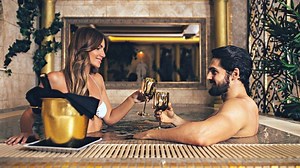 14 Best Las Vegas Hotels With in Room Jacuzzi (Very Cool!) - FeelingVegas
