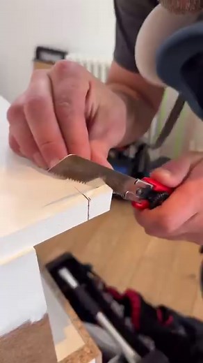 On vous montre comment on a fait les usinages de prise de main pour notre table d'assemblage Usinages avec fraise à prises de main à la defonceuse sous table @kreg_europe @kregjig Parce qu'il faut bien se faire plaisir même pour des meubles d'atelier ... 😋 Vous en dites quoi ?? #build #wood #oak #assemblage #wooddesign #woodbookcase #bibliotheque #bookcase #menuiseriesurmesure #artisan #carpenter #Paris #handmadefurniture #bespoke #bespokefurniture #dressing #workshop #woodworker #woodshop #kre