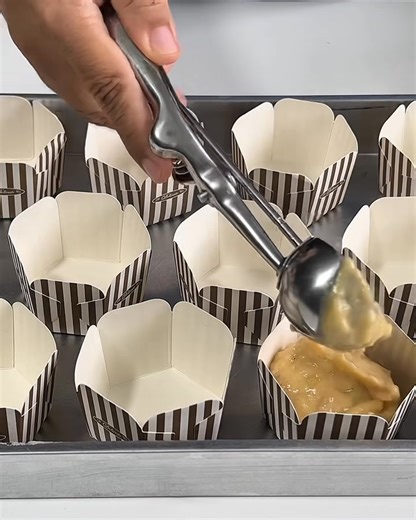 เค้กกล้วยหอม เนยสด สูตรง่ายๆ ไม่ต้องใช้เครื่องตีไข่ เค้กก็นุ่ม อร่อย ได้ 📒ส่วนผสม แป้งอเนกประสงค์ 215 กรัม เบกกิ้งโซดา 1 ช้อนชา ผงฟู 1 ช้อนชา ผงอบเชย 1/8 ช้อนชา เกลือ 1/2 ช้อนชา กล้วยสุก 300 กรัม เนยจืดละลาย 90 กรัม น้ำตาลทราย 150 กรัม ไข่ไก่ 2 ฟอง กลิ่นวานิลลา 1 ช้อนชา โยเกิร์ตรสธรรมดา 50 กรัม ช็อกโกแลตชิพกึ่งหวาน 120 กรัม ---- ⏰วิธีการอบ - อบไฟบน-ล่าง 200°C ประมาณ 5-8 นาที ดูให้เค้กเริ่มสูงขึ้น หลังจากนั้นปรับไฟเหลือ 160°C อบต่อ 18-20 นาที -หรือจนหน้าเค้กเป็นสีน้ำตาล ใช้ไม้จิ้มลงไป ไม่มีเศษขน