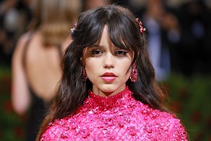 Netflixドラマ『ウェンズデー』の主演を務めるジェナ・オルテガの恋愛遍歴