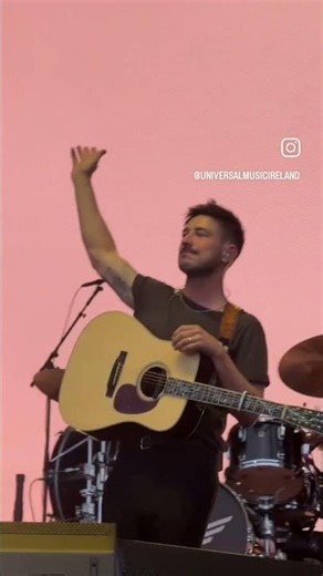 ‪@MumfordandSons‬ "Little Lion Man" 🎶🎶 #live #gig #crowd #ireland #loving #singalong 🙌👏🫶