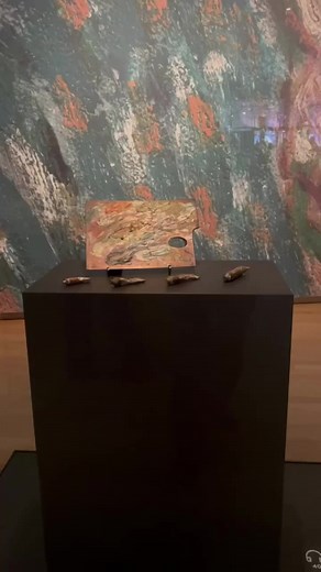 Always wanted to know what Van Gogh's painting supplies looked like? This palette and paint tubes were actually used by Van Gogh. They were in the possession of Dr. Gachet in Auvers, where Vincent spent the last months of his life and where he often visited and painted. 🎨 Pallete de Vincent van Gogh (1890), Musée d'Orsay | Van Gogh Museum