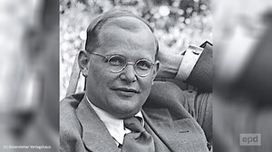 Heute wäre Dietrich Bonhoeffer 120 Jahre alt geworden. Das Video erinnert an sein Leben und seinen mutigen Weg: an seinen Widerstand gegen das NS-Unrechtsregime, an seinen tiefen Glauben und an seine Vision einer Kirche, in der alle Menschen Platz haben. Bonhoeffer wurde am 9. April 1945 ermordet – doch seine Haltung wirkt bis heute weiter. 👉 Ein Vermächtnis, das uns auch heute fragt: Wofür stehen wir ein? (law) #DietrichBonhoeffer #Video #Erinnerung #Glaube #Widerstand #Haltung #KircheHeute |