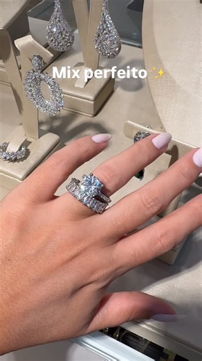 IREAN SEMIJOIAS on Instagram: "Um mix de anéis que é puro charme e sofisticação ✨💍 O destaque fica por conta do solitário imponente, que traz elegância e brilho na medida certa, combinado com o aparador delicado, que valoriza ainda mais a composição. Perfeitos para usar juntos e criar um visual moderno, feminino e cheio de personalidade 🤍 Um combo que transforma qualquer produção com um simples detalhe ✨"