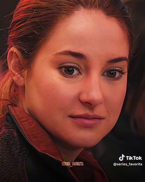 Divergente - Cena com 4 pessoas e tatuagem do Quatro - Filme