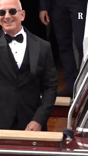 901K views · 6.4K reactions | Dopo la sposa, è la volta dello sposo. Jeff Bezos esce dall’hotel che l’ha ospitato a Venezia per raggiungere Lauren Sánchez sull’isola di San Giorgio dove si terranno le nozze. Sorridente, ha salutato fan, giornalisti e fotografi a più riprese. Accanto a lui il padre Mike. Immagini di Daniele Stefanini | la Repubblica | Facebook