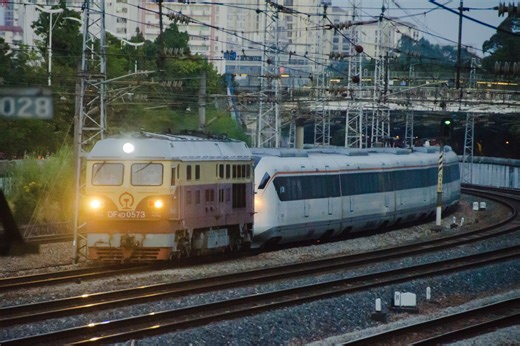 怎么又是你？！DF4D-0573无动力回送广东城际CRH6A-0606前往江门进行高级修