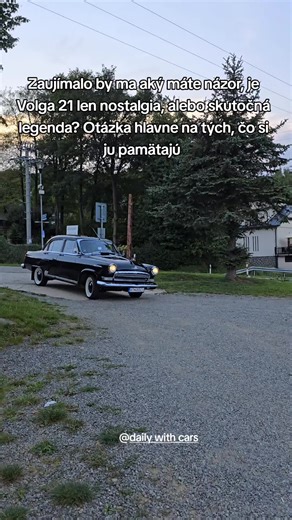 Volga GAZ-21 🚗✨ je presne ten typ auta, pri ktorom sa ľudia automaticky otočia. Vyrábala sa od roku 1956 do 1970 a už na prvý pohľad je jasné, že to nebolo obyčajné auto. Dlhá karoséria, chróm všade kam sa pozrieš a na kapote legendárny jeleň 🦌 – čistý retro štýl. Pod kapotou mala radový 4-valec s objemom 2,4 litra, výkon sa pohyboval okolo 70–75 koní 🔧. Na dnešné pomery nič šialené, ale v tej dobe to bohato stačilo. Väčšina kusov mala 3-stupňovú manuálnu prevodovku, zaujímavosťou je, že exis