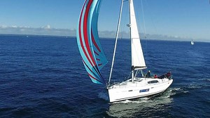 VIDÉO. Apprendre à naviguer en voilier : comment hisser un spi asymétrique