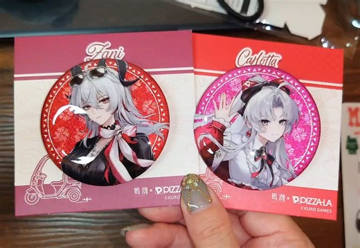 ピザーラくんの缶バッジきらきらで印刷もちょーきれい飾りやすい5.8cm（ありがとう）ミニチュアの缶バッジ用ピザ箱も可愛いねテープとかで中とめたら形保てそう#鳴潮 #ピザーラ