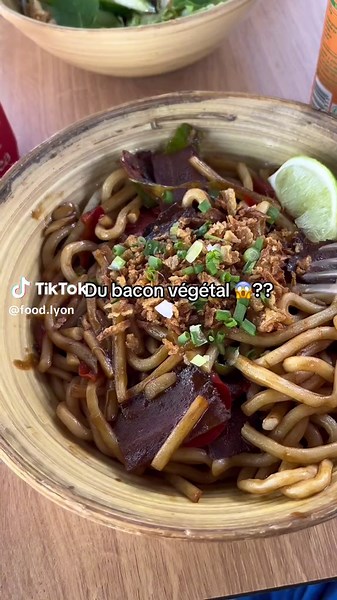On a testé la nouveauté yaki udon @La Vie™️ x @Pitaya, Thaï Street Food 🔥🥢 du Bacon 🥓 végétarien 🍀tu connaissais ?? Disponible dans tous les pitaya près de chez toi 😉