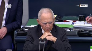Wir brauchen in der Pandemiepolitik einen doppelten Neustart: Erstens bei den Verfahren. Weniger nächtliche Sitzungen und Showdowns, stattdessen mehr Debatte und mehr parlamentarische Demokratie zur Qualitätssicherung! Zweitens brauchen wir auch bei der Strategie einen Neustart: Hin zu mehr Vertrauen - zum Beispiel in die Betriebe, die Hygienekonzepte entwickelt haben. Mehr Schnelltests und die Hygienekonzepte erlauben schon jetzt mehr gesellschaftliches Leben, ohne das es unverantwortbare Gesun