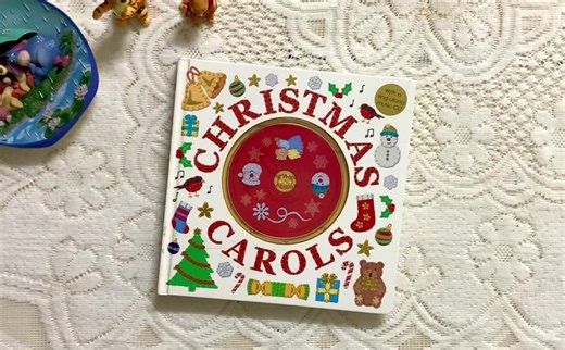 ❤️Christmas Carols❤️ 📚 Tác giả: Roger Priddy 📚 Xuất bản: PRIDDY BOOKS 📚 Ngôn ngữ: Tiếng Anh 📚 Thể loại: Board book, sờ chạm 📚 Kích thước: 24.6 x 2.57 x 24.6 cm 📚 Độ dài: 24 trang 💌 Nội dung: Mỗi bài hát mừng Giáng Sinh trong sách đều có đĩa CD hát theo, khuyến khích trẻ học lời và tương tác với âm nhạc. 🐣P/s: Bìa ngoài sờn nhẹ không đáng kể, trong độ mới trên 90%. Chỉ 110🐠🐧 (sách khổ to, dày nặng) #hieusachnhabanhbao #children #treem #animals #christmas