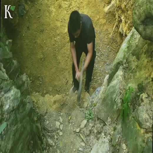 20 Days Alone – Building an Underground Stone House Beneath the Rock 🌲⛏️ In the heart of nature, this underground stone house built beneath a rock… A true survival story from scratch, shaped by patience and hard work. 🌿 Every stone holds determination, every detail reflects real wilderness living.