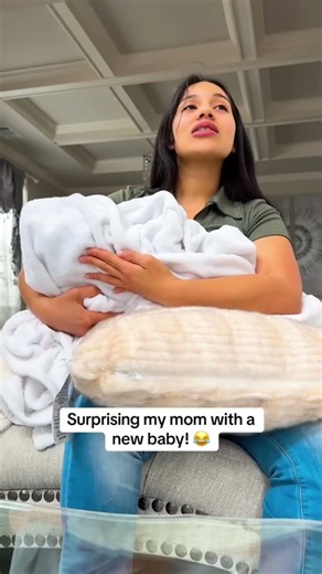 Can you hold back your laughter at this prank?#funny videos #funnymoments #funnypranks#music