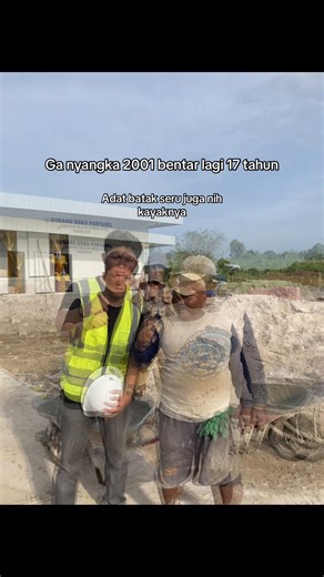 Cara membangun rumah yang efektif dan efisien: 1. *Tentukan desain dan budget*: Pilih desain rumah yang sesuai dengan kebutuhan dan budget Anda. 2. *Pilih lokasi*: Pastikan lokasi strategis, aman, dan sesuai dengan rencana penggunaan. 3. *Siapkan dokumen*: Pastikan semua dokumen seperti IMB, sertifikat tanah, dan lain-lain lengkap. 4. *Pilih kontraktor*: Pilih kontraktor yang berpengalaman dan terpercaya. 5. *Buat rencana kerja*: Buat rencana kerja yang detail dan realistis. 6. *Mulai konstruksi